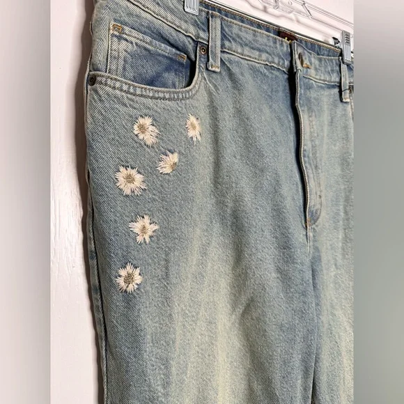 Lee women’s Floral Embroidered Blue Jeans. Size 34 - Picture 9 of 16